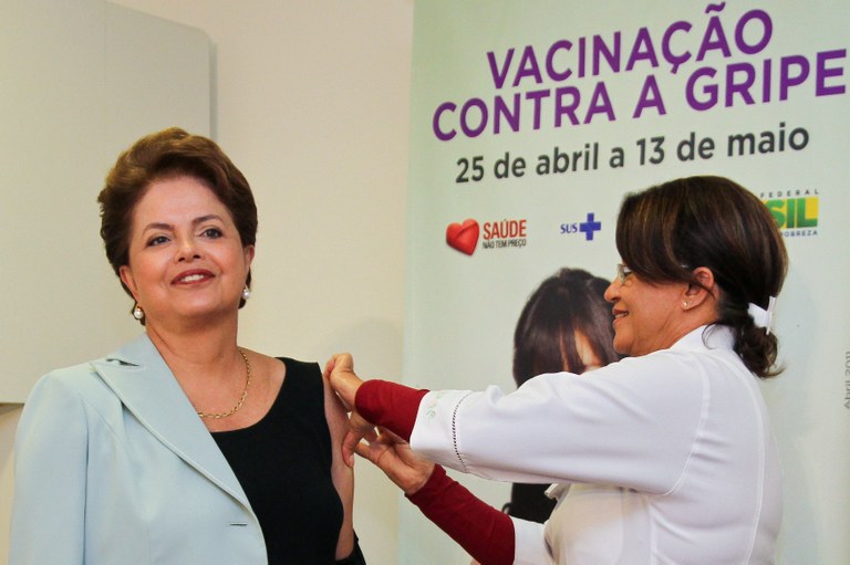 Dilma toma vacina contra a gripe 3