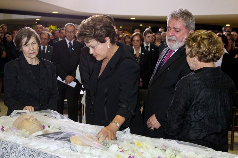 Dilma e Lula durante velório do ex-vice-presidente José Alencar 2