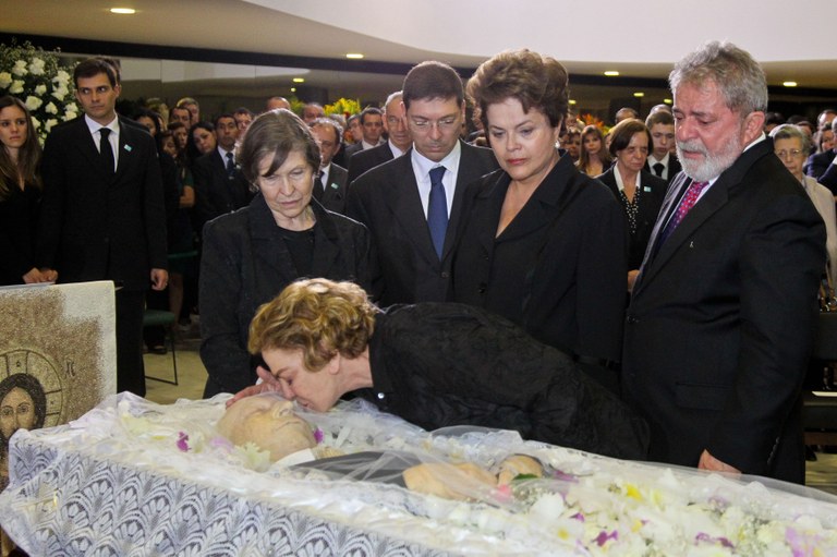 Dilma, Lula e dona Marisa Letícia despedem-se de José Alencar 