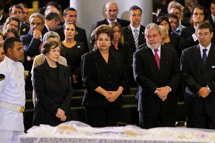 Dilma, Lula e dona Mariza Gomes durante velório de José Alencar 1