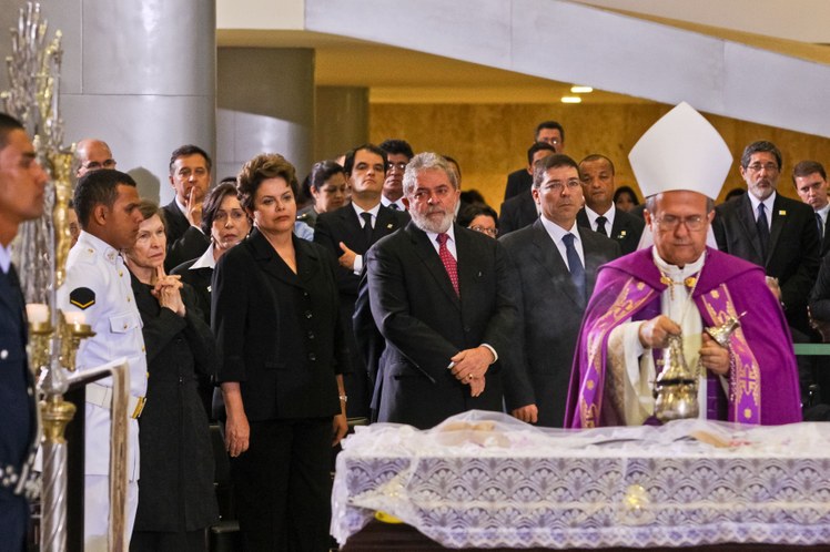 Dilma e Lula participam do velório de José Alencar