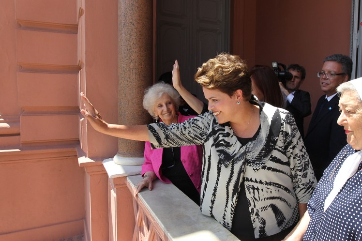Dilma acena para populares da varanda da Casa Rosada 5