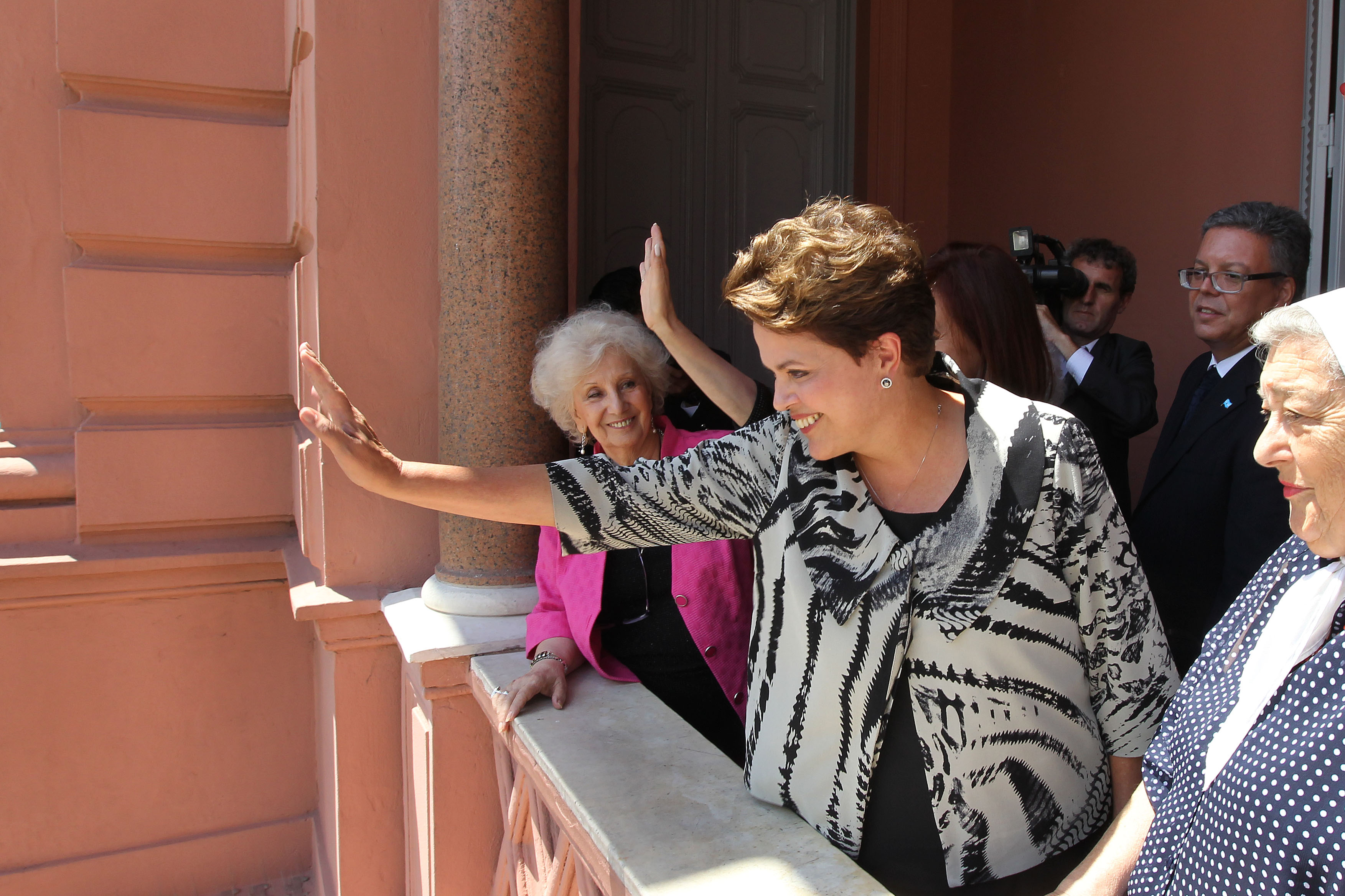 Dilma acena para populares da varanda da Casa Rosada 5