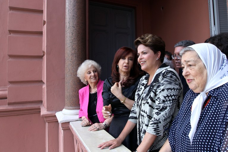 Dilma e Kirchner com as mães e avós da Praça de Maio 3