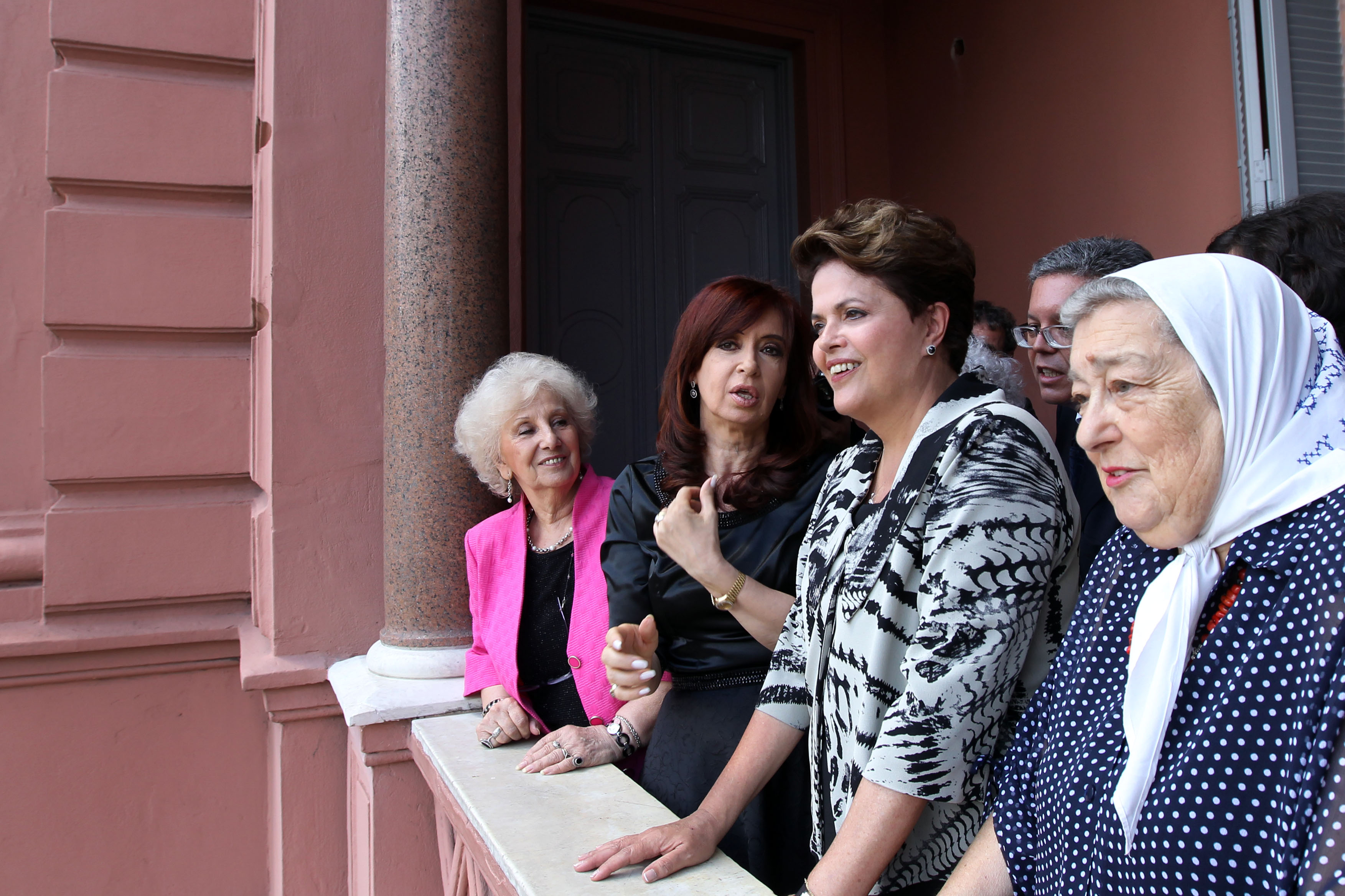 Dilma e Kirchner com as mães e avós da Praça de Maio 3