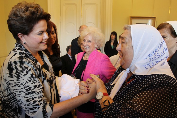 Dilma e Kirchner com as mães e avós da Praça de Maio 2