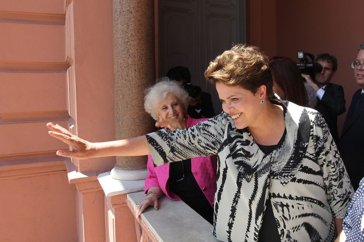 Dilma acena para populares da varanda da Casa Rosada 2