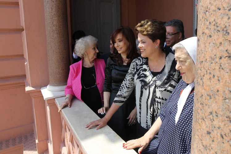 Dilma e Kirchner com as mães e avós da Praça de Maio 1