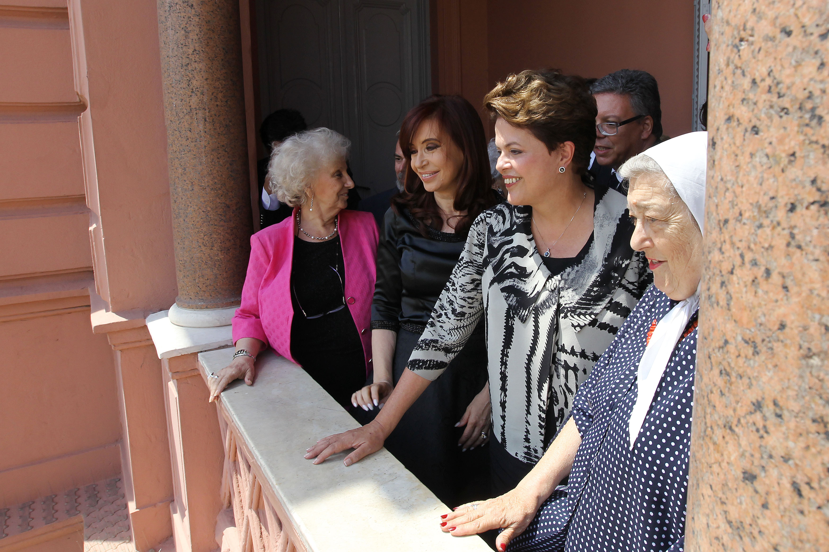 Dilma e Kirchner com as mães e avós da Praça de Maio 1