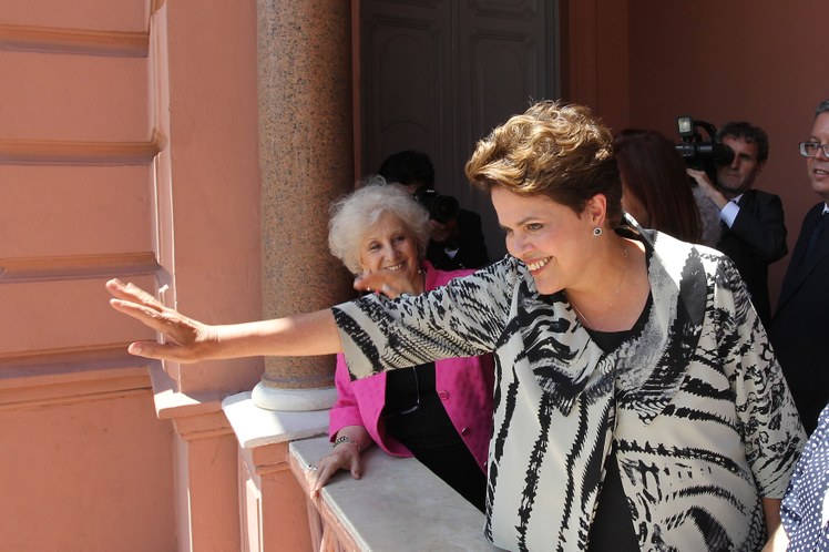 Dilma acena para populares da varanda da Casa Rosada 1