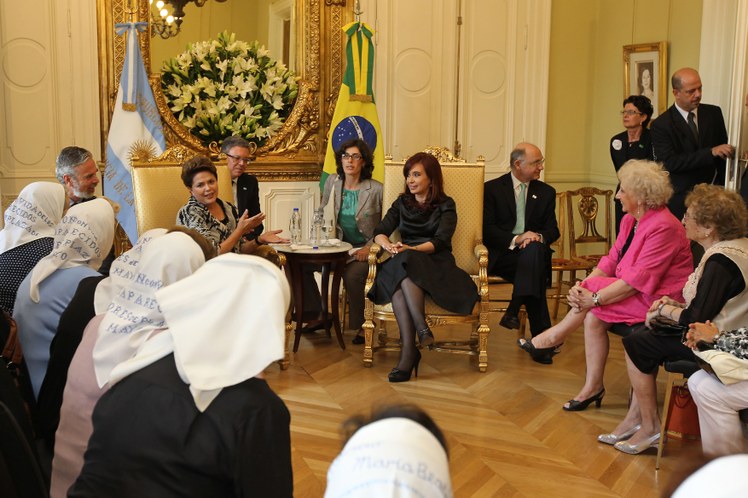 Dilma e Kirchner conversam com mães e avós da Praça de Maio 1