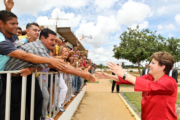Dilma Rousseff cumprimenta populares 5