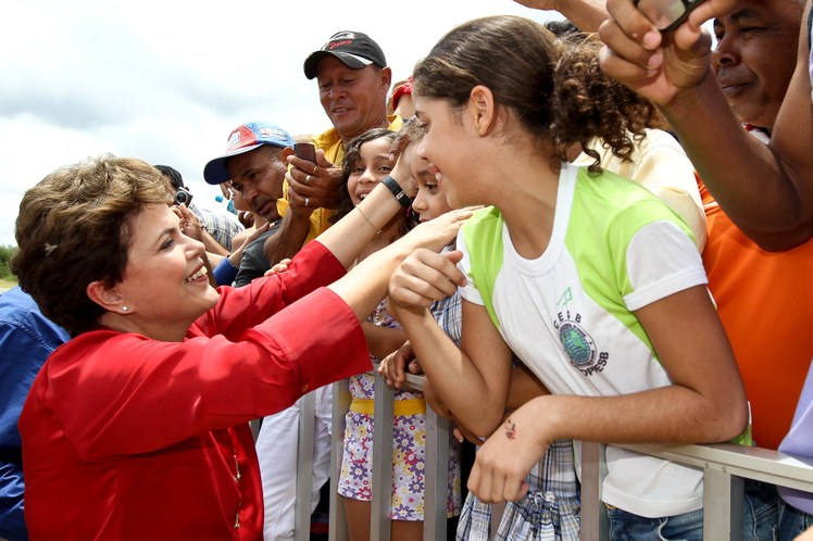 Dilma Rousseff cumprimenta populares 3