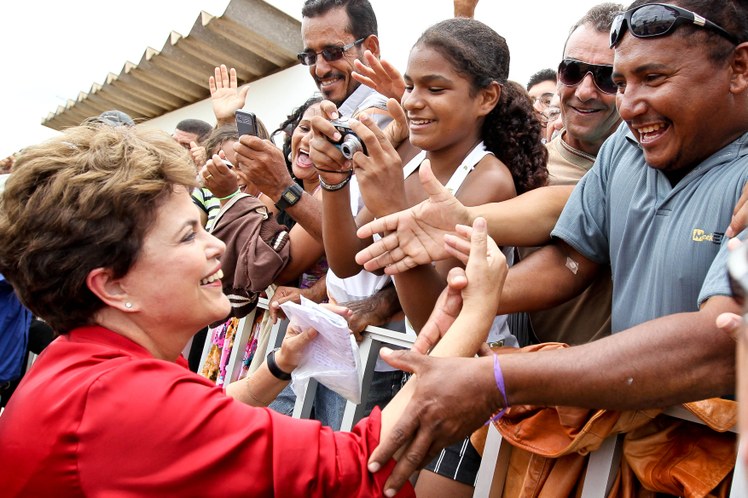 Dilma Rousseff cumprimenta populares 1
