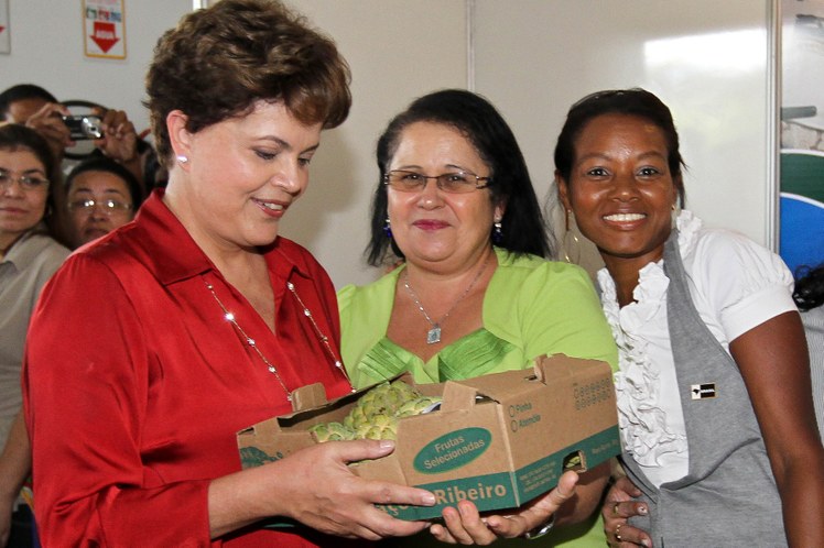Dilma Rousseff é presenteada 2