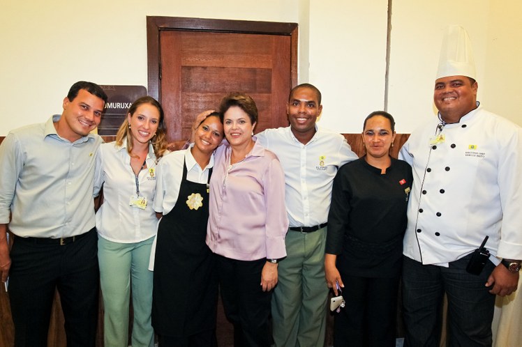 Dilma posa para foto com funcionários 2