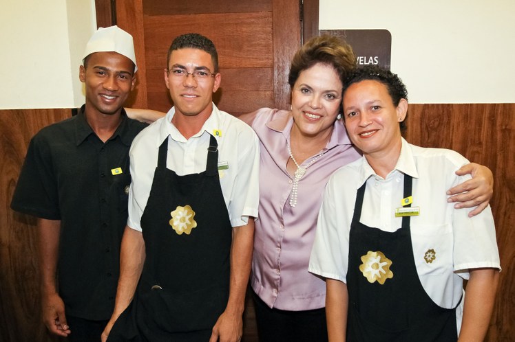 Dilma posa para foto com funcionários 1