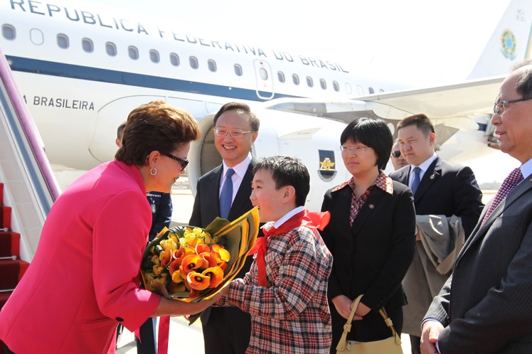 Dilma Rousseff recebe flores na chegada à China 3