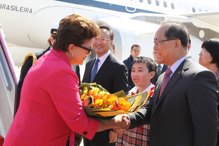 Dilma Rousseff recebe flores na chegada à China 2