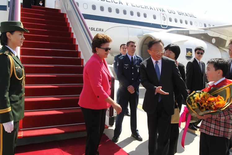 Dilma Rousseff recebe flores na chegada à China 1