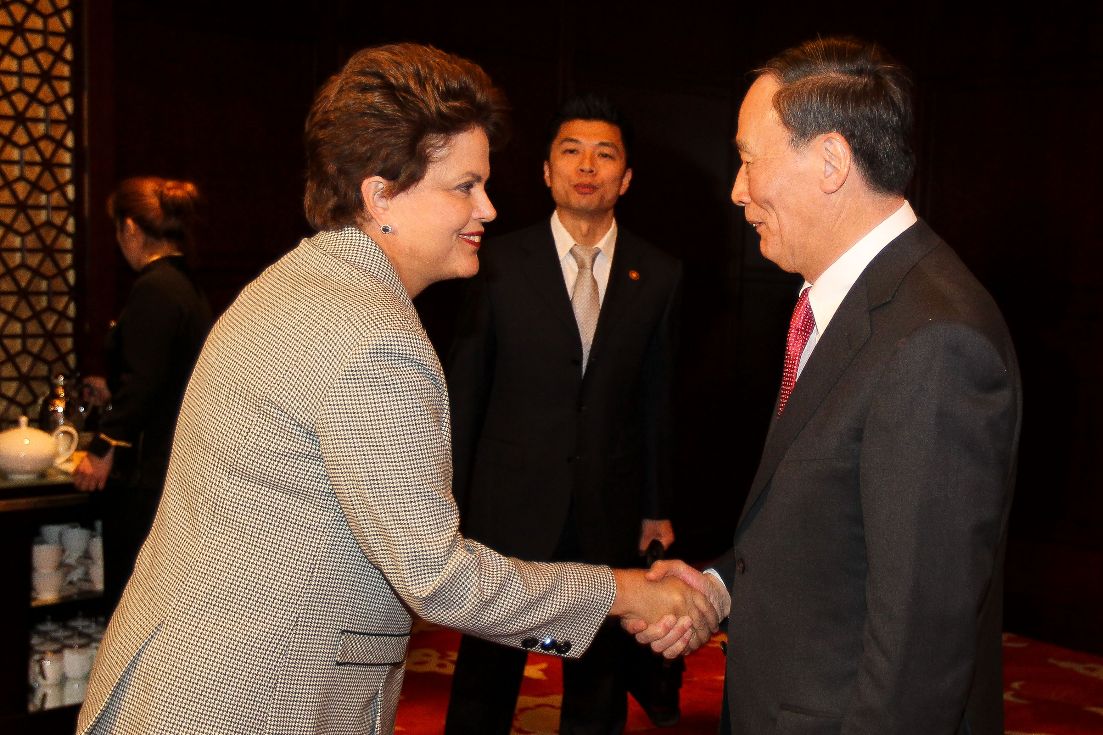Dilma Rousseff cumprimenta o vice-primeiro-ministro da China, Wang Qishan