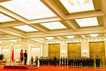 Dilma e Hu Jintao na cerimônia de boas-vindas no Grande Palácio do Povo 8