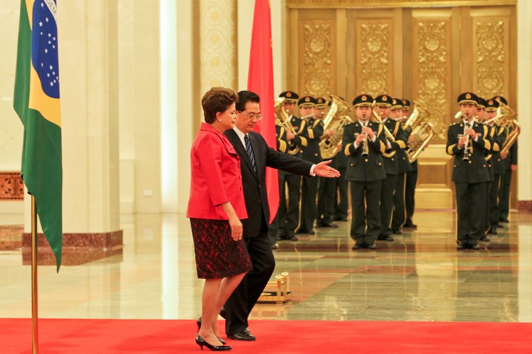 Dilma e Hu Jintao na cerimônia de boas-vindas no Grande Palácio do Povo 6