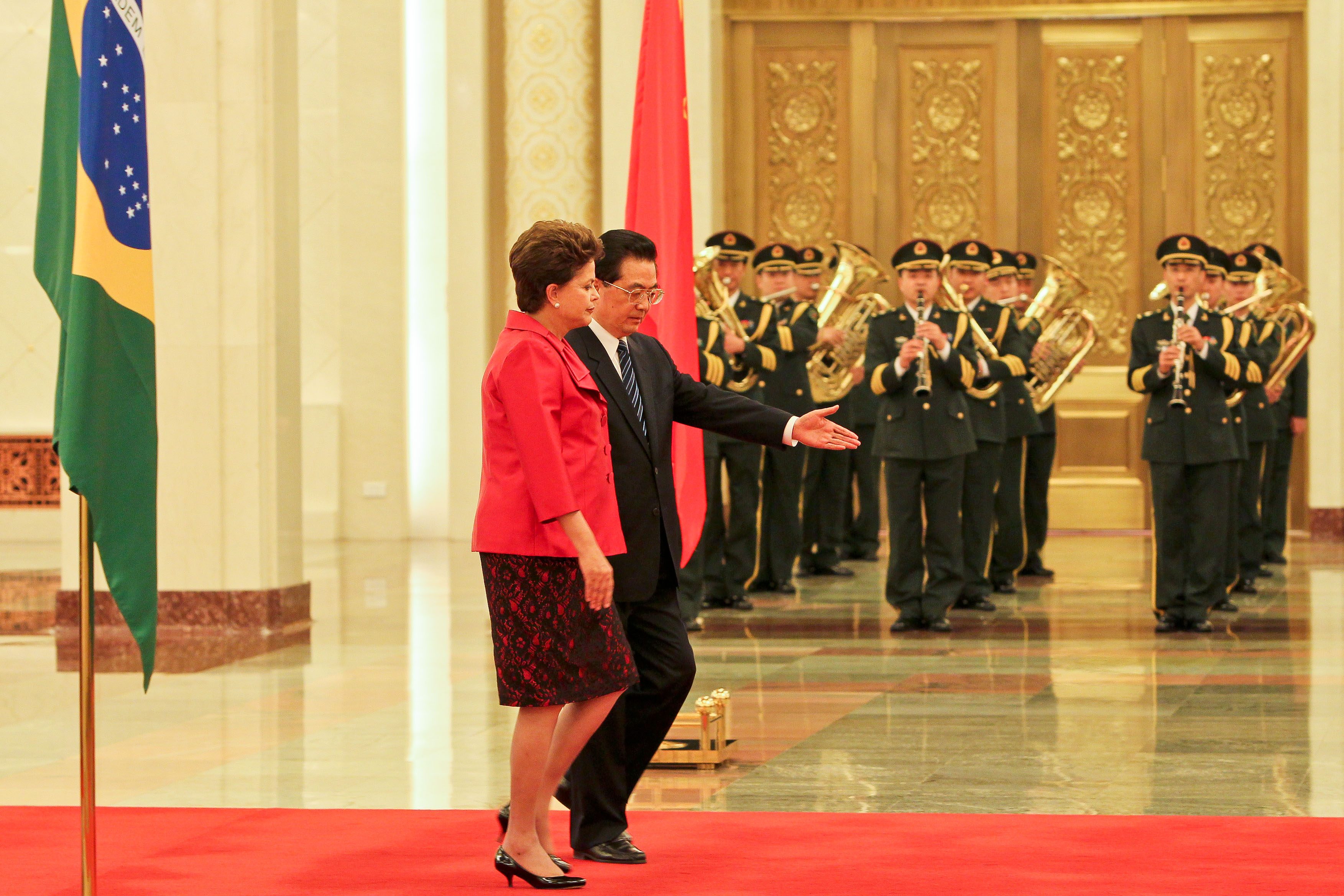 Dilma e Hu Jintao na cerimônia de boas-vindas no Grande Palácio do Povo 6