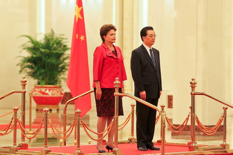 Dilma e Hu Jintao na cerimônia de boas-vindas no Grande Palácio do Povo 7