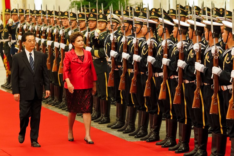 Dilma e Hu Jintao na cerimônia de boas-vindas no Grande Palácio do Povo 4