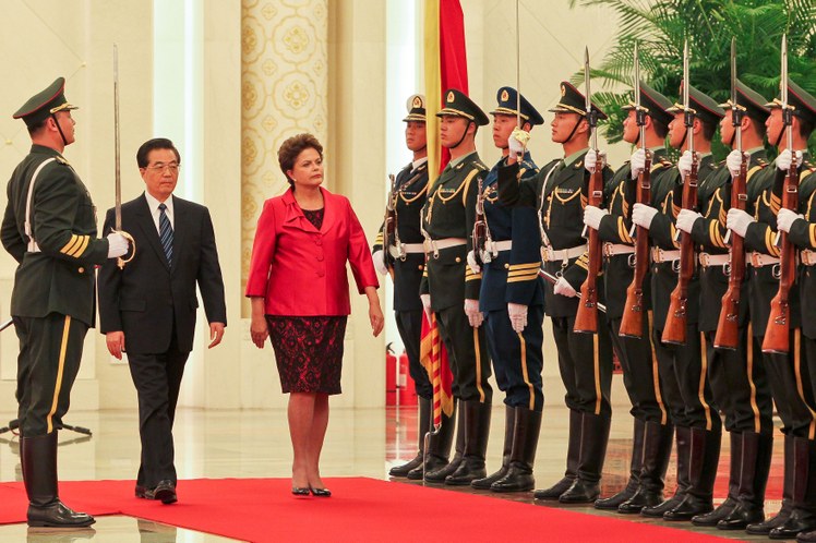 Dilma e Hu Jintao na cerimônia de boas-vindas no Grande Palácio do Povo 5
