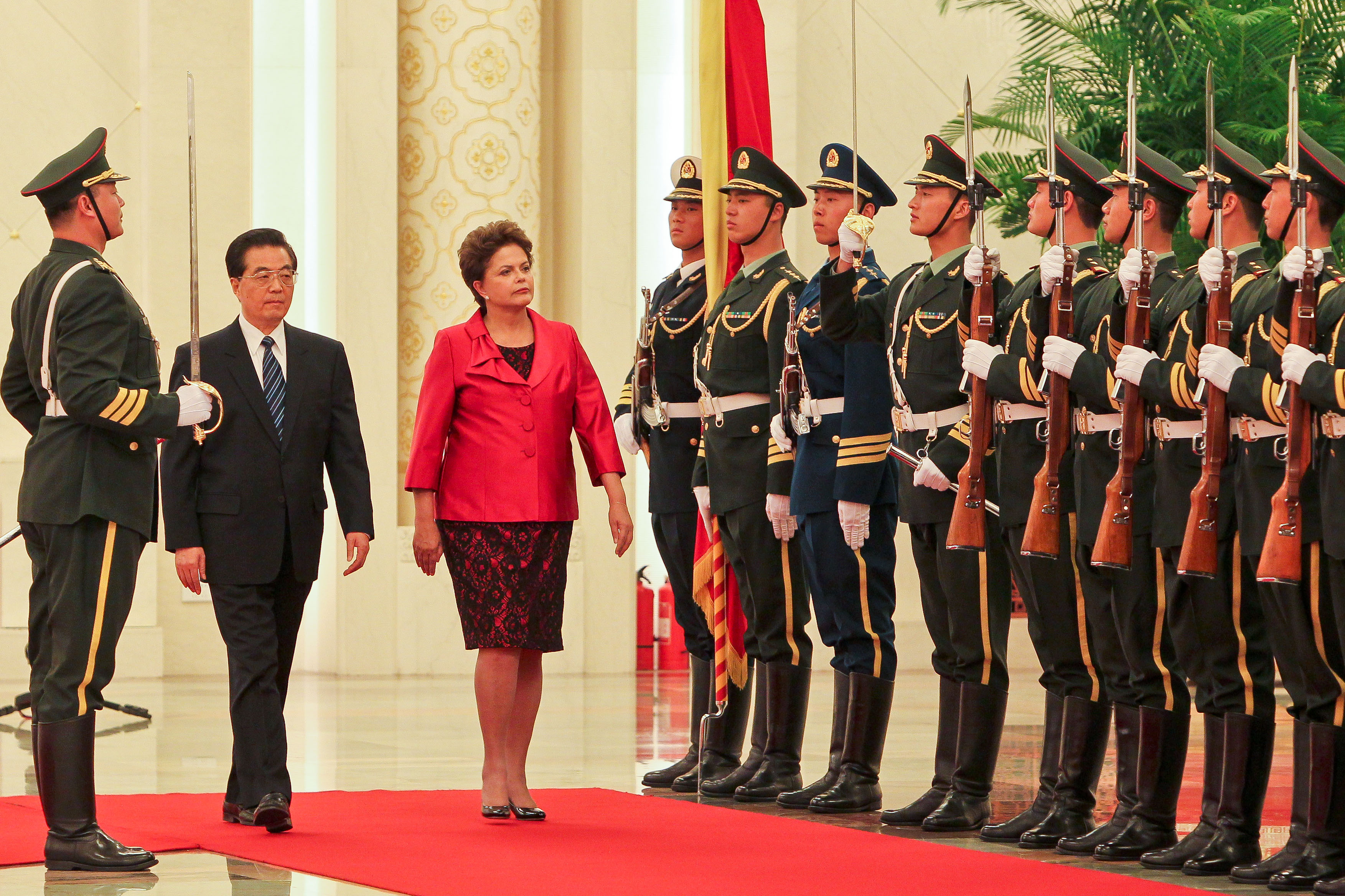 Dilma e Hu Jintao na cerimônia de boas-vindas no Grande Palácio do Povo 5