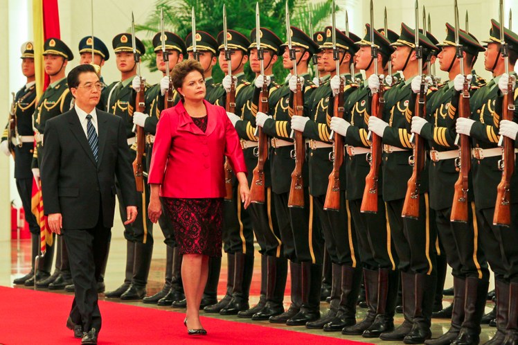 Dilma e Hu Jintao na cerimônia de boas-vindas no Grande Palácio do Povo 3