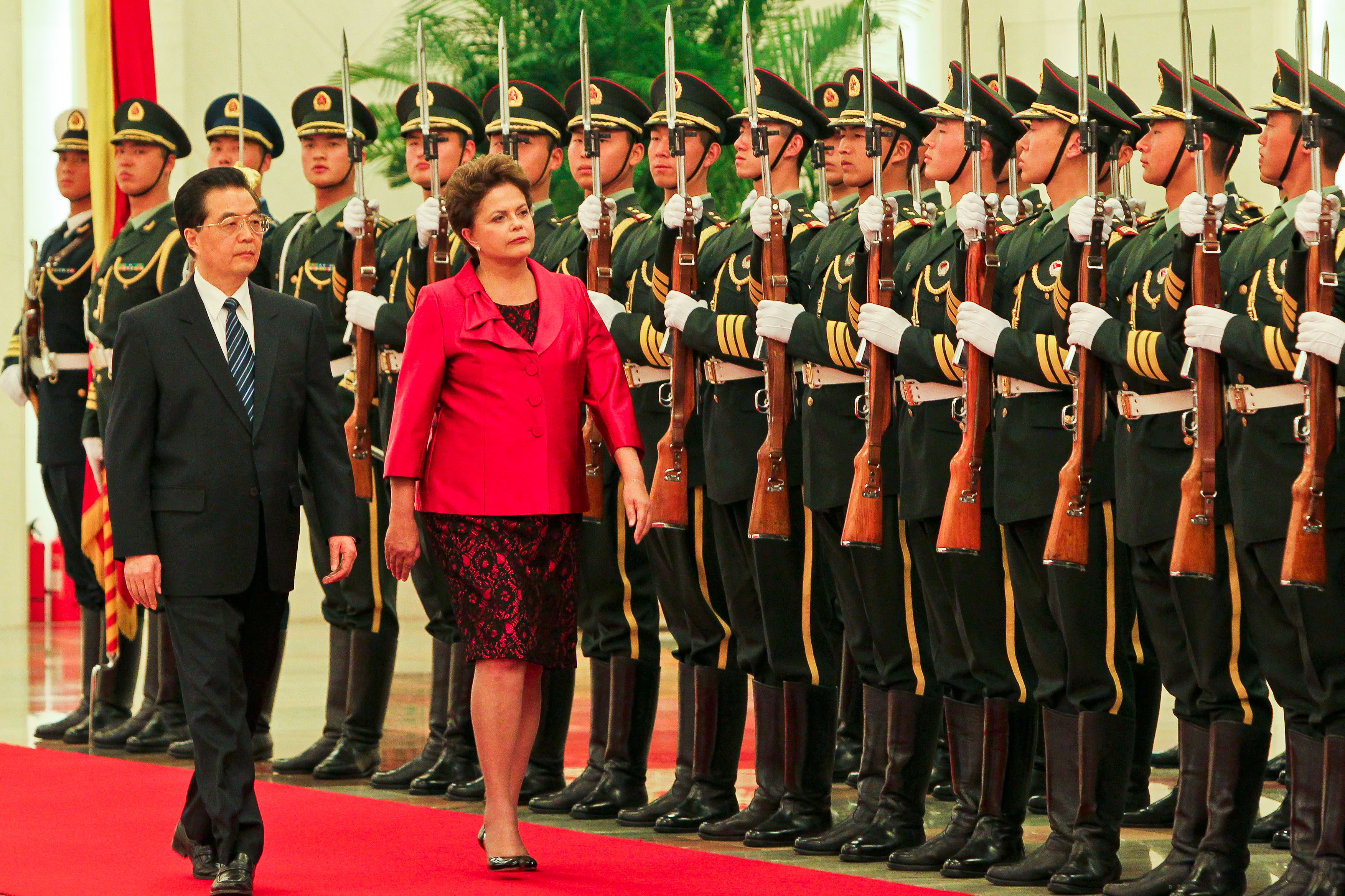 Dilma e Hu Jintao na cerimônia de boas-vindas no Grande Palácio do Povo 3