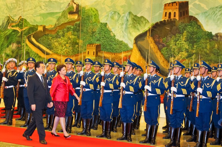Dilma e Hu Jintao na cerimônia de boas-vindas no Grande Palácio do Povo 2 Dilma e Hu Jintao na cerimônia de boas-vindas no Grande Palácio do Povo 2