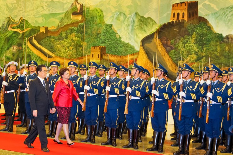 Dilma e Hu Jintao na cerimônia de boas-vindas no Grande Palácio do Povo 2