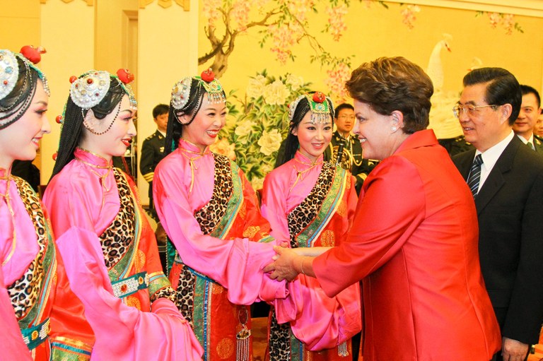 Dilma Rousseff e Hu Jintao cumprimentam grupo de artistas 2