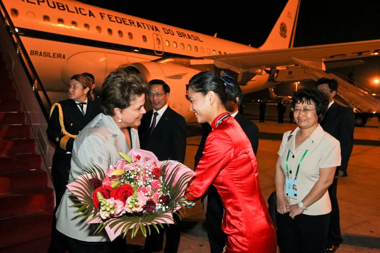 Dilma é recebida com flores durante chegada a Sanya, China 1