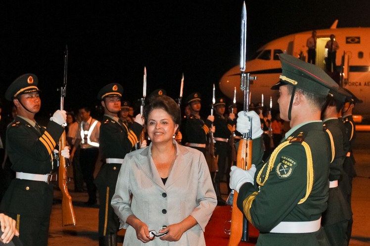 Dilma Rousseff durante chegada a Sanya, China 1