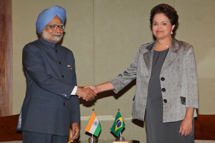 Dilma Rousseff cumprimenta o primeiro-ministro da Índia, Manmohan Singh 3