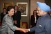 Dilma Rousseff cumprimenta o primeiro-ministro da Índia, Manmohan Singh 2