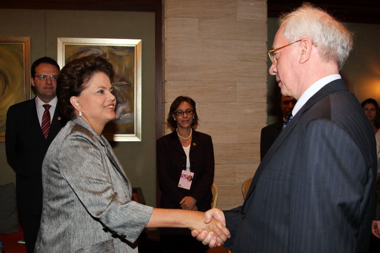 Dilma Rousseff cumprimenta o primeiro-ministro da Ucrânia, Mykola Azarov 2