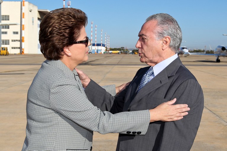 Dilma despede-se do vice-presidente Michel Temer antes de embarcar