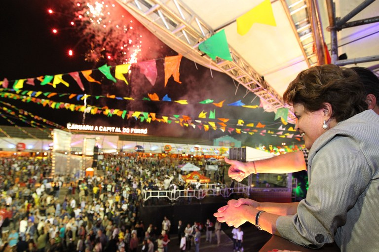 Dilma durante visita ao pavilhão da festa junina em Caruaru