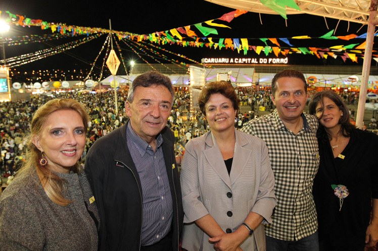 Dilma, Eduardo Campos e José Queiroz durante visita ao pavilhão da festa Junina