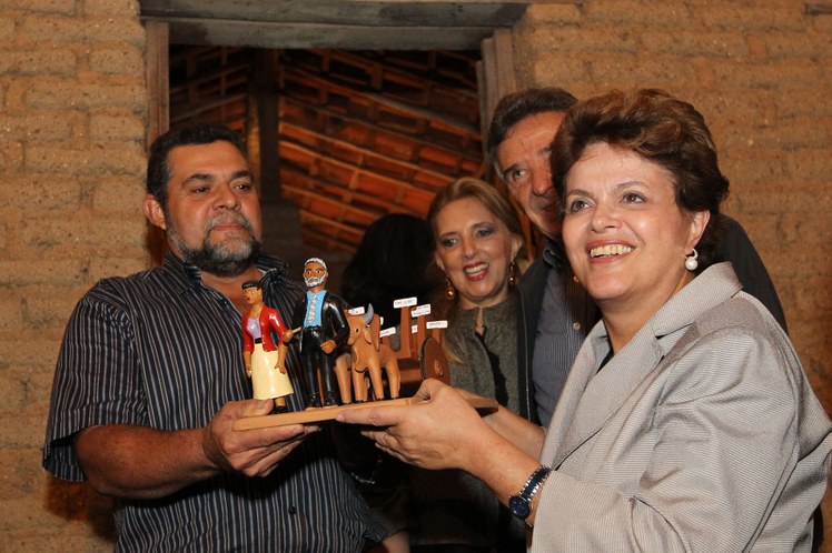 Dilma recebe presente de Vitalino Pereira dos Santos, neto do Mestre Vitalino