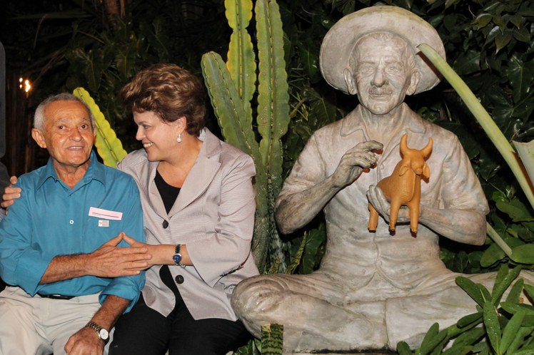 Dilma Rousseff conversa com o filho do Mestre Vitalino, Severino Vitalino