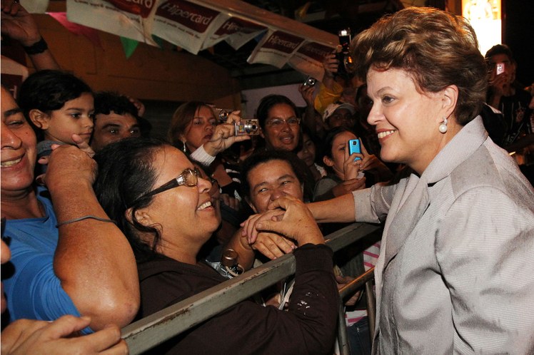 Dilma Rousseff cumprimenta populares
