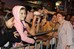 Dilma Rousseff posa para foto com populares