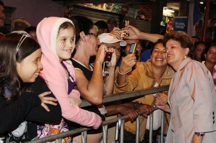 Dilma Rousseff posa para foto com populares